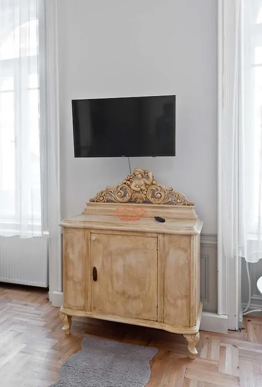 Art And Architecture Apartment Budapest